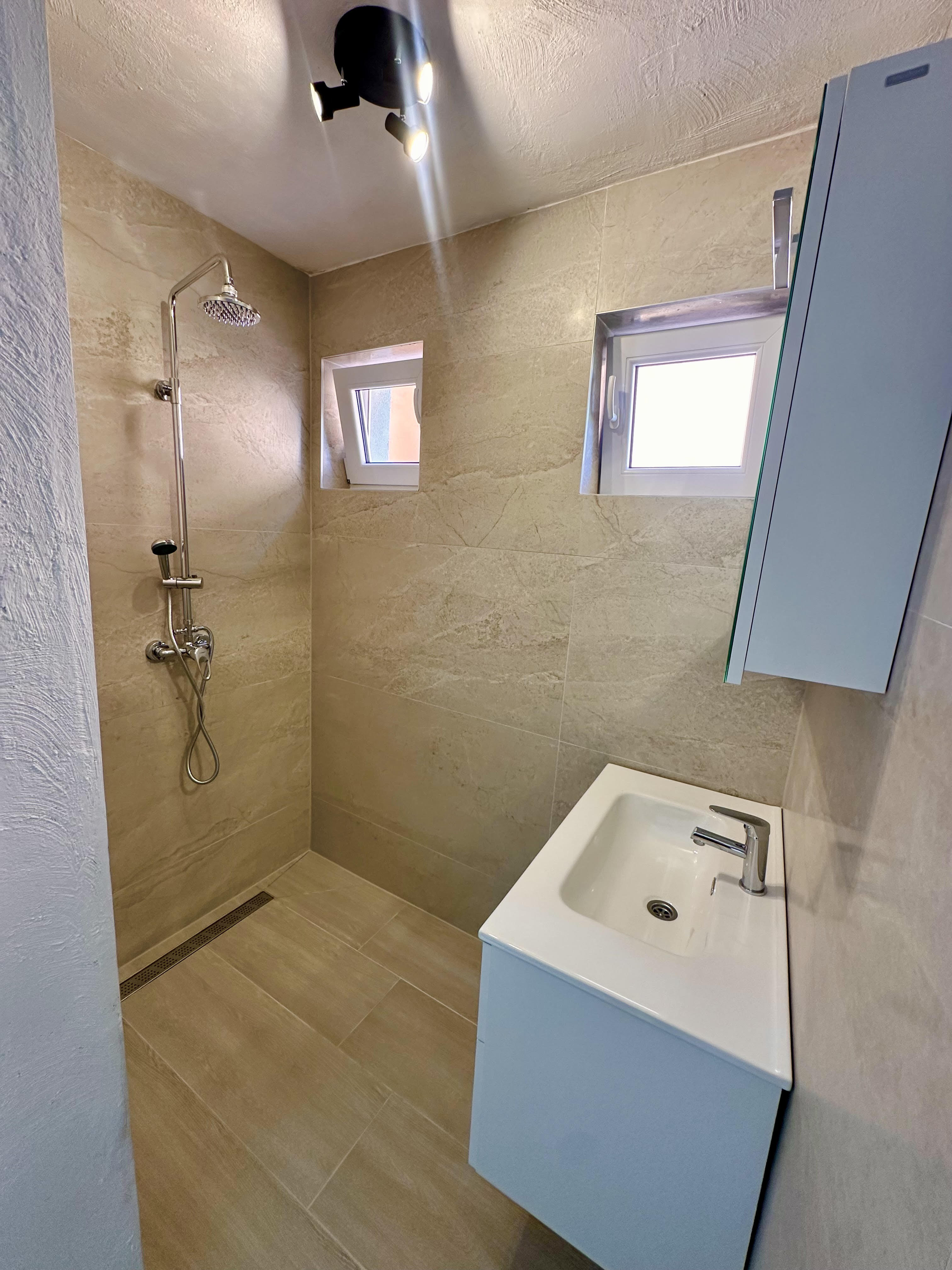 Douche in de badkamer bij slaapkamer 1 van Appartement 2