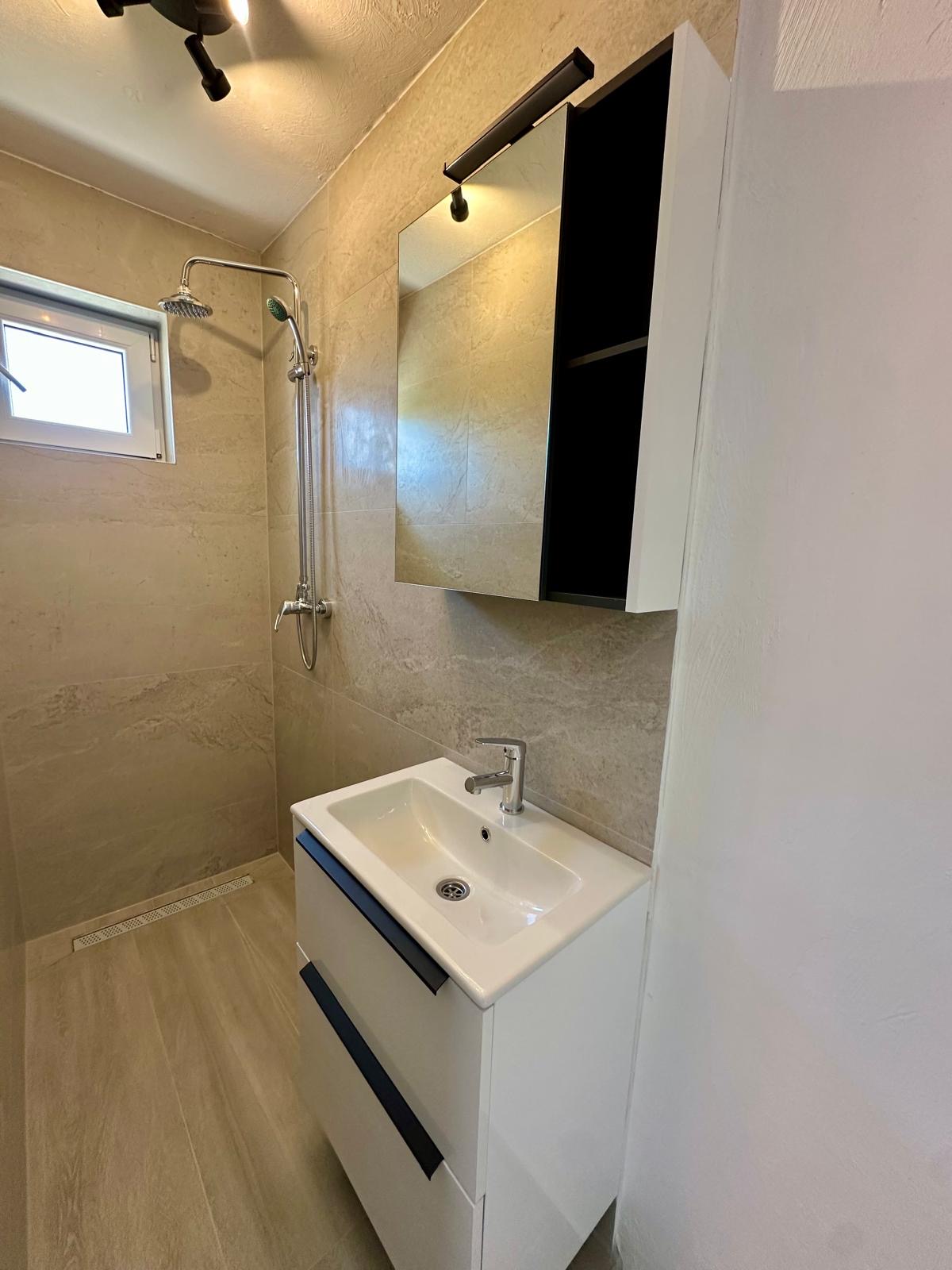 Douche bij slaapkamer 2 van Appartement 2