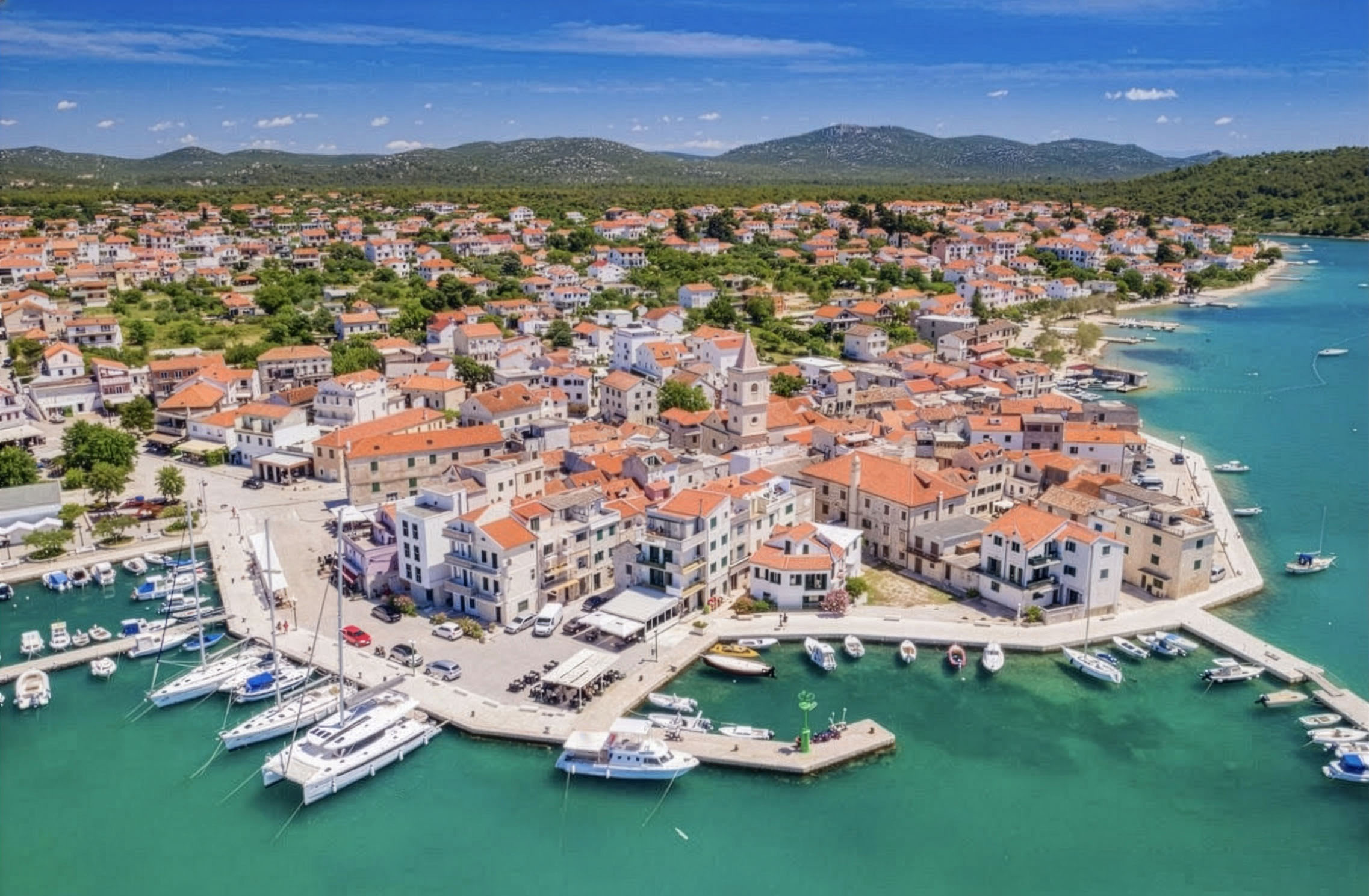 Luchtfoto van de haven van Pirovac aan de Adriatische Zee