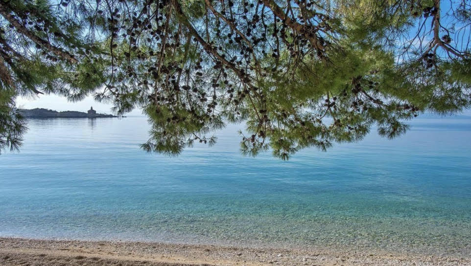 Helder zeewater en strand aan de Kroatische kust