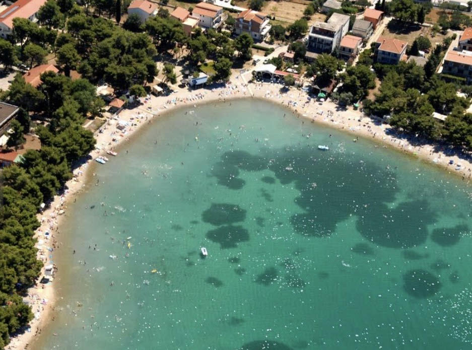 Helder water en strand in Kroatië