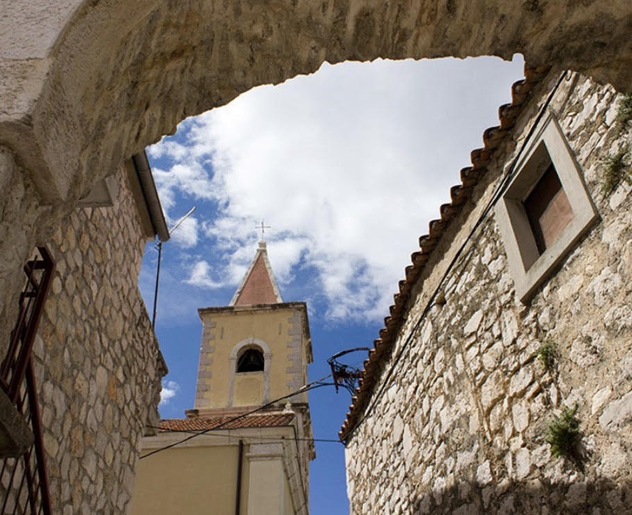 Historische straatjes en huizen in Pirovac
